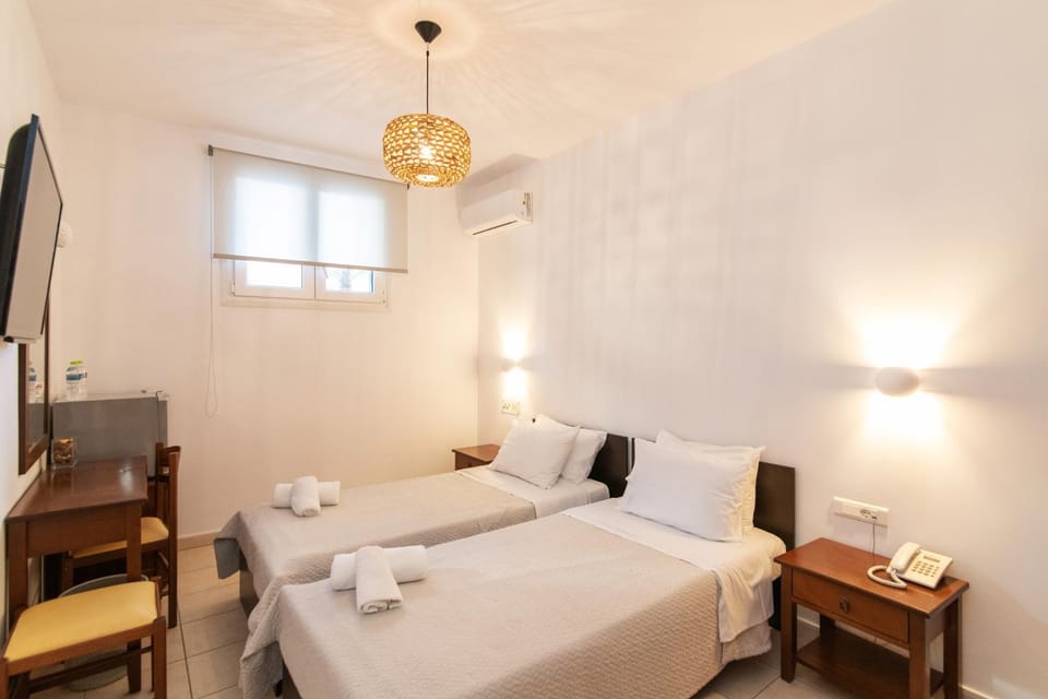 Bed, TV and multimedia, Photo of the whole room, Bedroom, towels, air conditioner