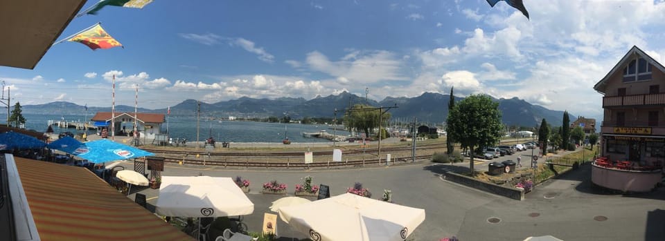 Neighbourhood, Lake view, Mountain view, Location