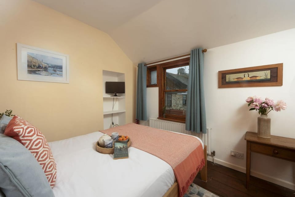 Bed, TV and multimedia, Bedroom
