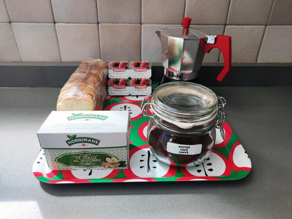 Coffee/tea facilities, Food and drinks