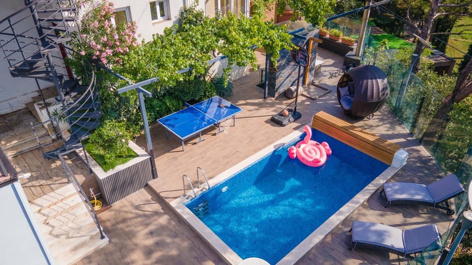 Patio, Day, Swimming pool, sunbed