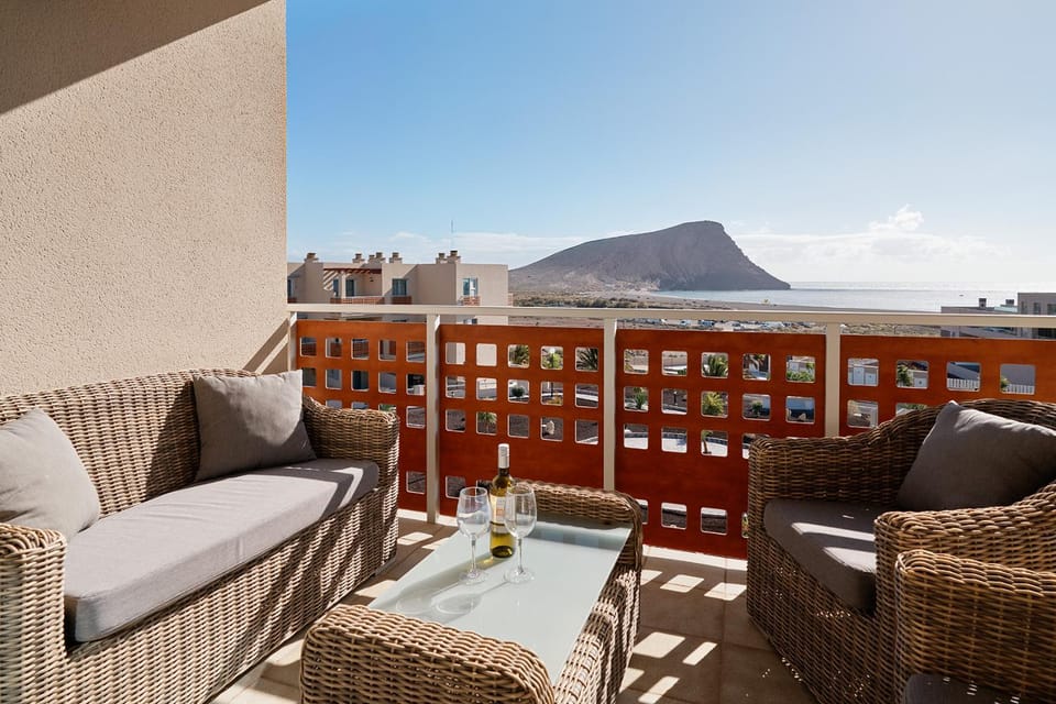 Day, View (from property/room), Balcony/Terrace, Seating area, Dining area, Mountain view, Sea view