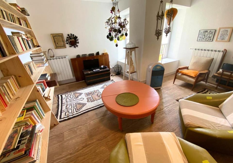 Communal lounge/ TV room, Library, TV and multimedia, Living room, Seating area