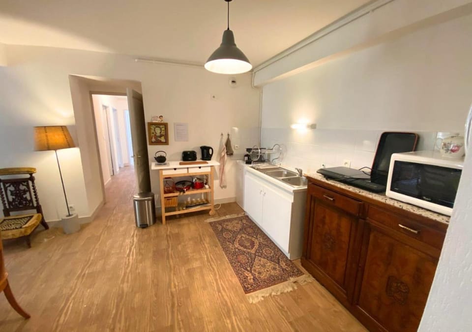 Kitchen or kitchenette, oven, stove