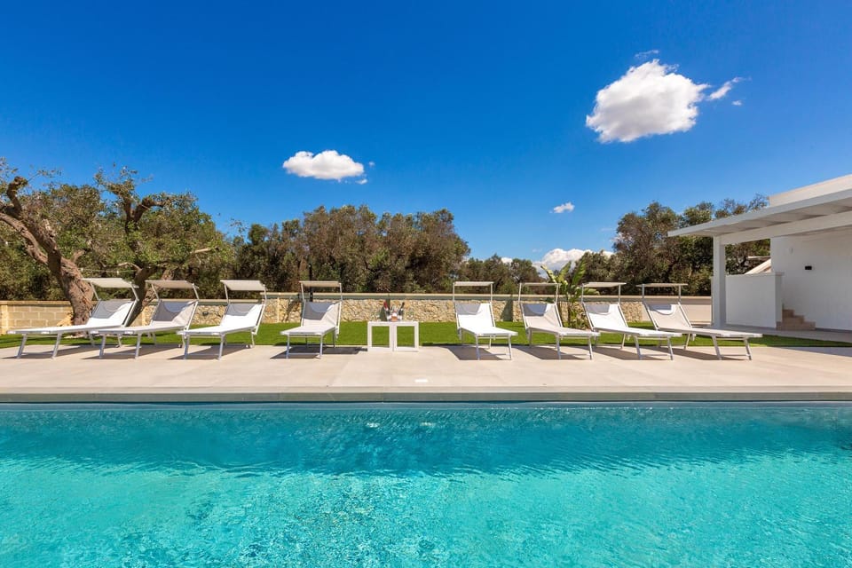 Swimming pool, sunbed