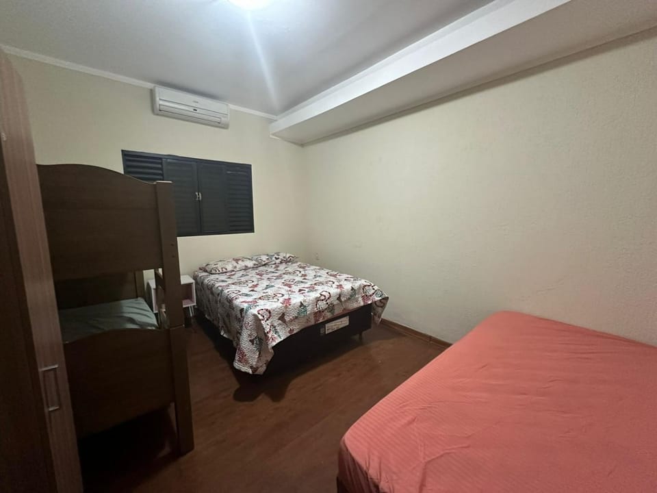 Bed, TV and multimedia, Photo of the whole room, Bedroom, air conditioner