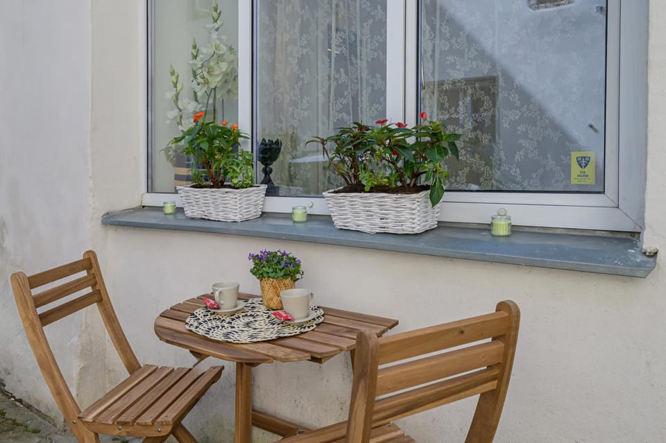 Patio, Day, Balcony/Terrace, Dining area
