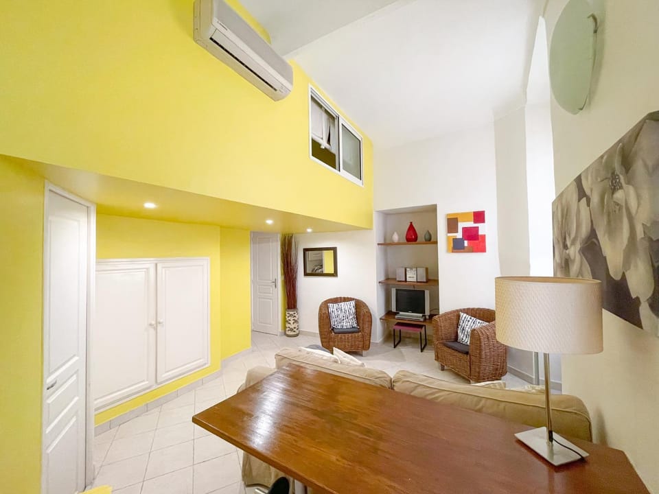 TV and multimedia, Living room, Seating area, air conditioner