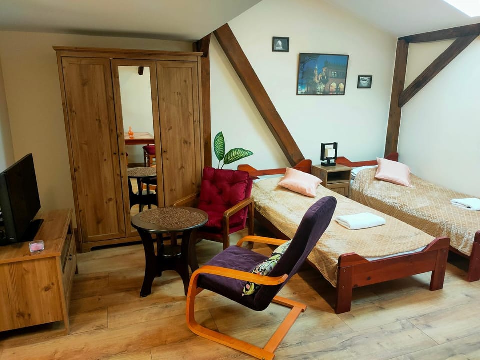 TV and multimedia, Seating area, Bedroom