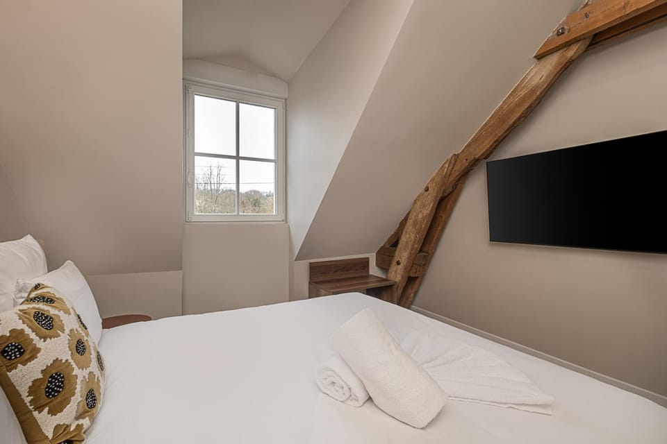 Bed, TV and multimedia, Photo of the whole room, Bedroom, towels