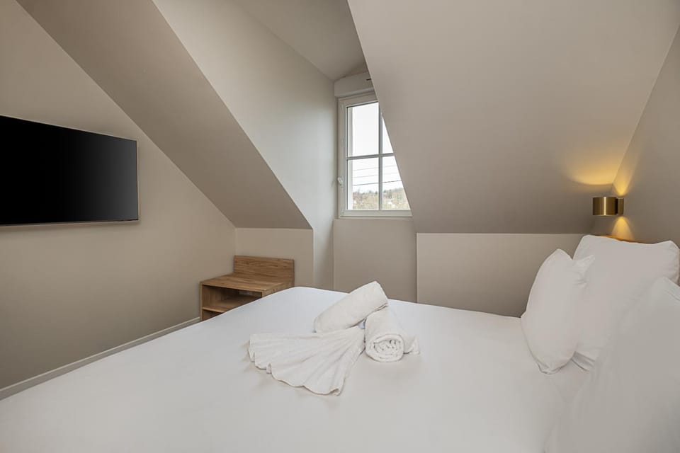 Bed, TV and multimedia, Photo of the whole room, Bedroom