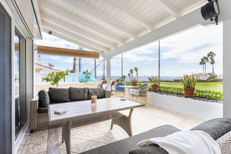 Casa Glenys con piscina privada y vistas al Golf y mar Villa in Abona
