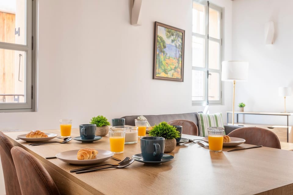 Food and drinks, Dining area, Food, Breakfast, Continental breakfast