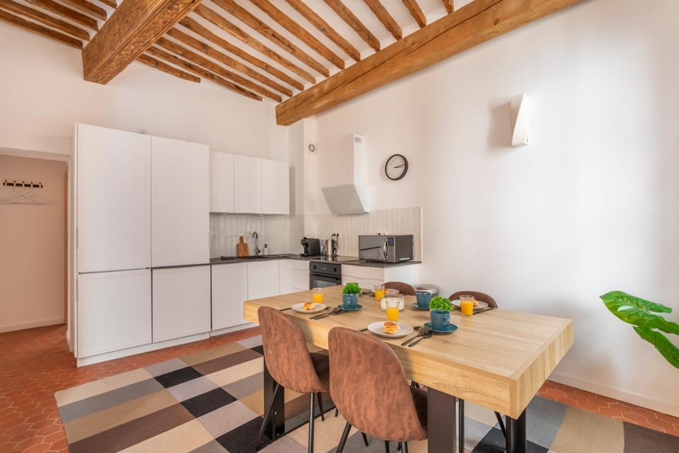 Coffee/tea facilities, Kitchen or kitchenette, Food and drinks, Dining area, Food, oven, stove, toaster
