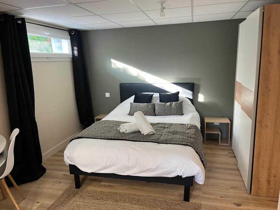Bedroom, wardrobe