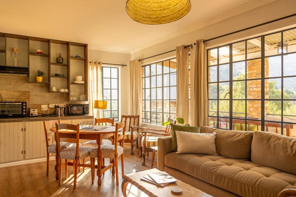 Kitchen or kitchenette, Living room, Seating area, Dining area, stove