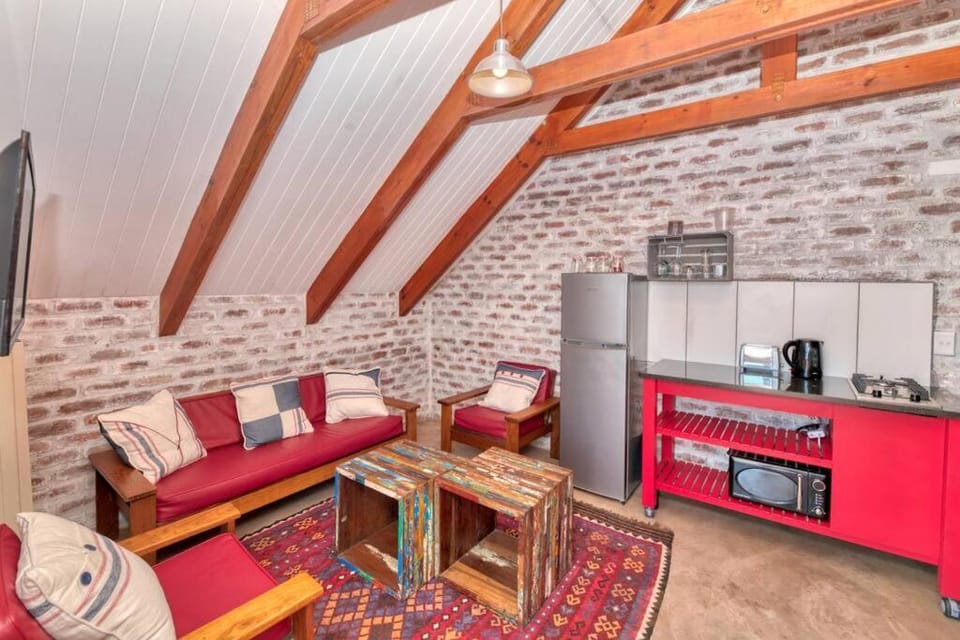 Coffee/tea facilities, Kitchen or kitchenette, Living room, Seating area, toaster