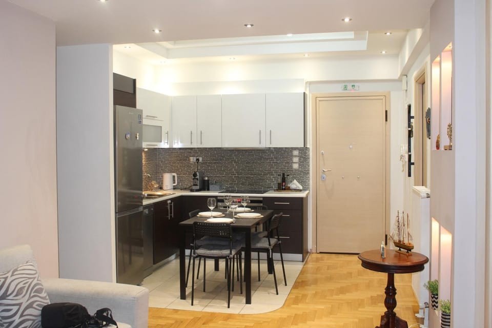Coffee/tea facilities, dishwasher, microwave, oven, stove, kitchen