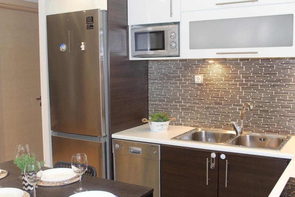 Kitchen or kitchenette, Dining area, dishwasher, microwave, oven, stove