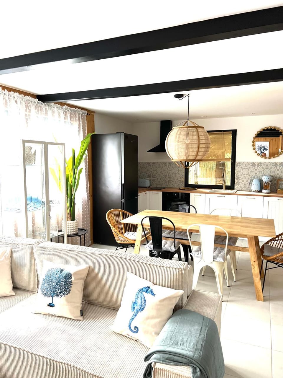 Living room, Dining area, oven, kitchen