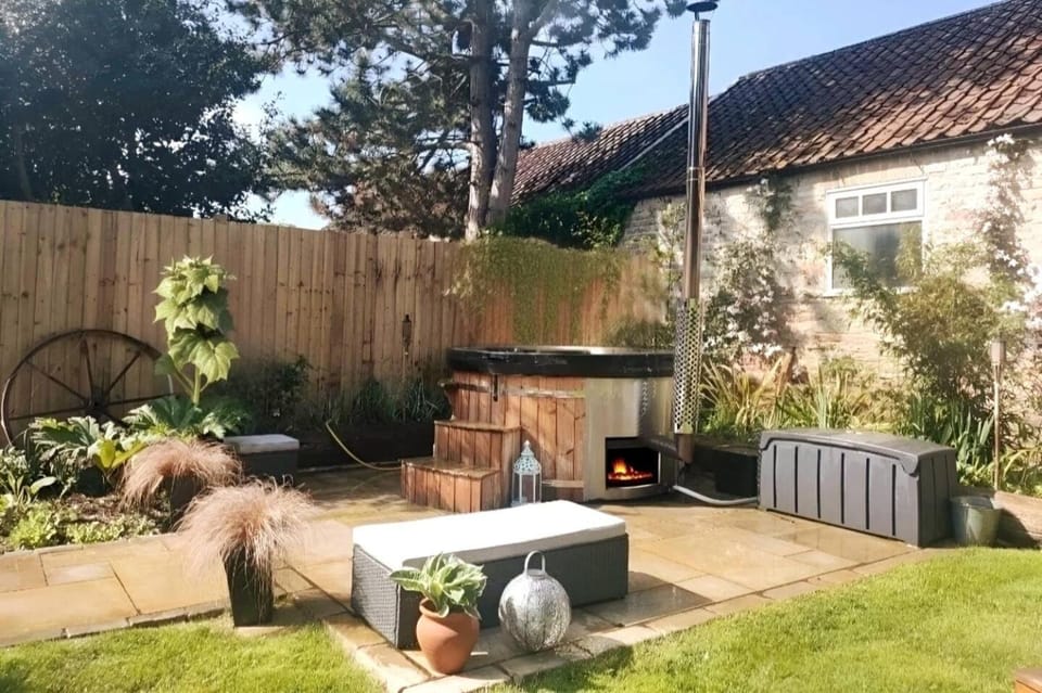 Rural cottage! Wood-fired hot tub Bliss awaits House in Bassetlaw District