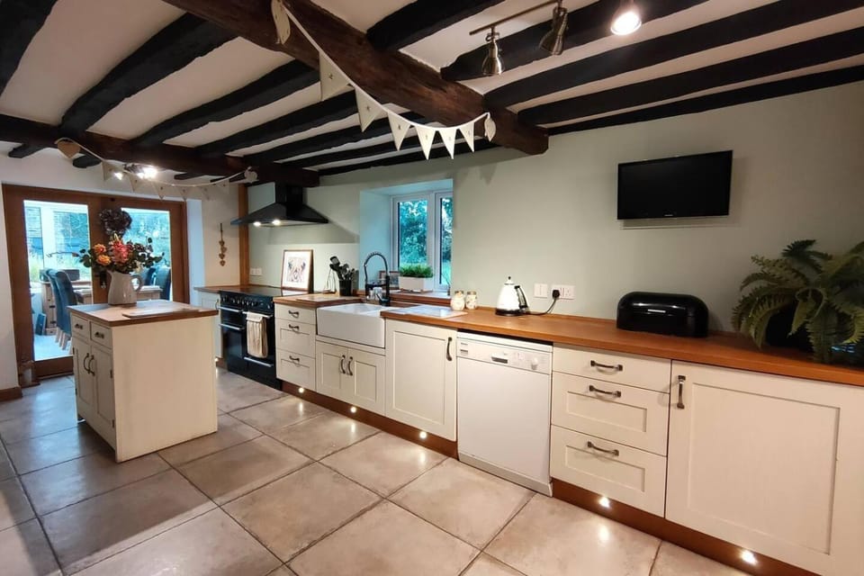 Rural cottage! Wood-fired hot tub Bliss awaits House in Bassetlaw District