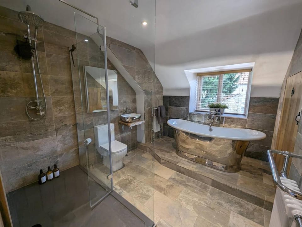 Rural cottage! Wood-fired hot tub Bliss awaits House in Bassetlaw District