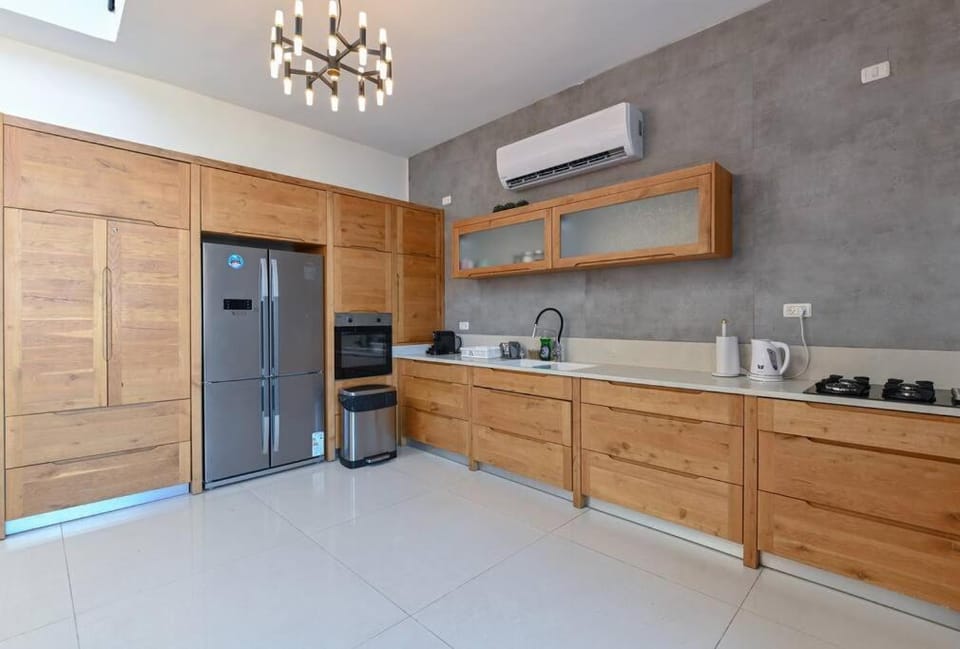 Coffee/tea facilities, Kitchen or kitchenette, oven, stove, air conditioner