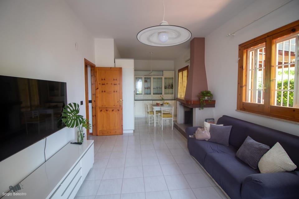 TV and multimedia, Living room, Seating area, Evening entertainment, fireplace, microwave
