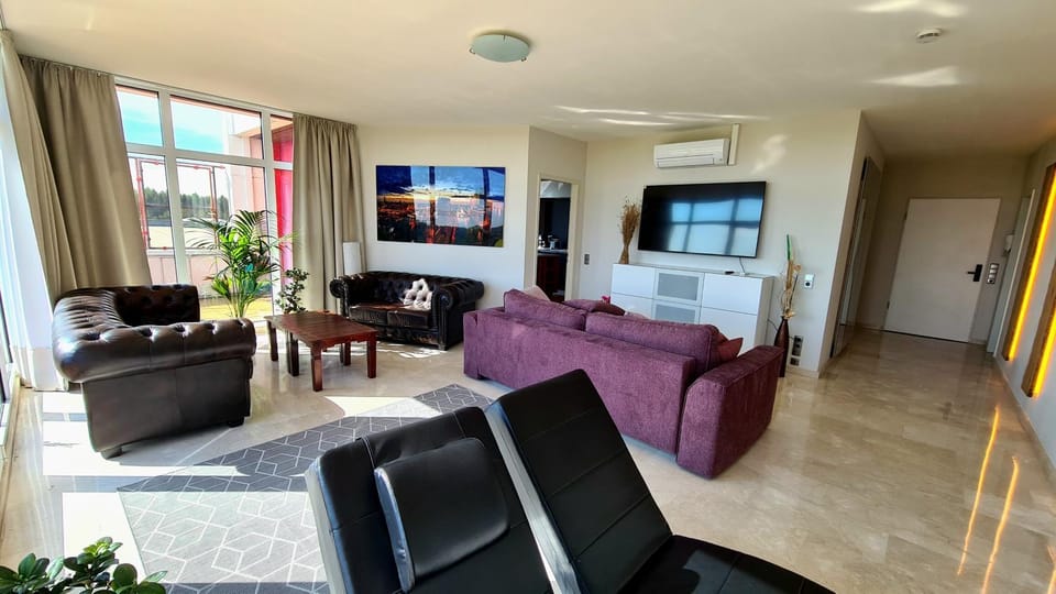 Communal lounge/ TV room, TV and multimedia, Living room, Seating area, Evening entertainment, air conditioner