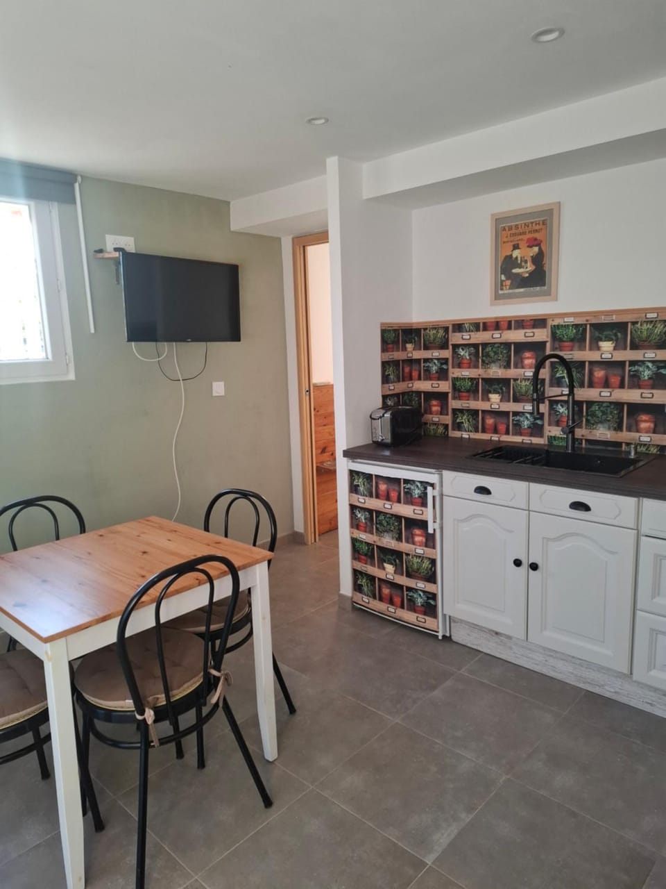 Kitchen or kitchenette, Dining area
