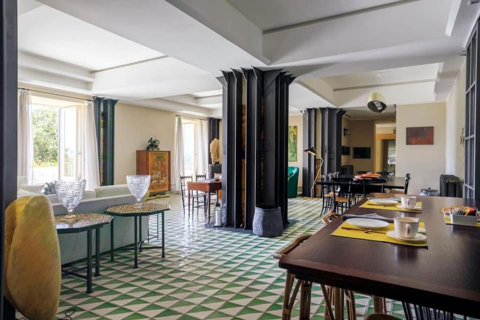 Living room, Banquet/Function facilities, Seating area, Dining area