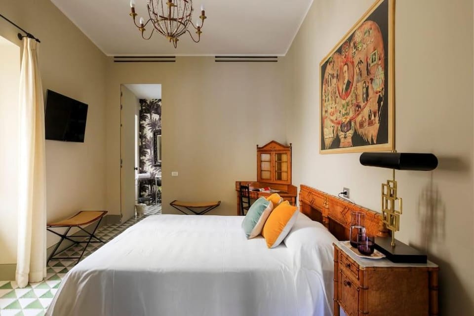 Photo of the whole room, Bedroom, air conditioner