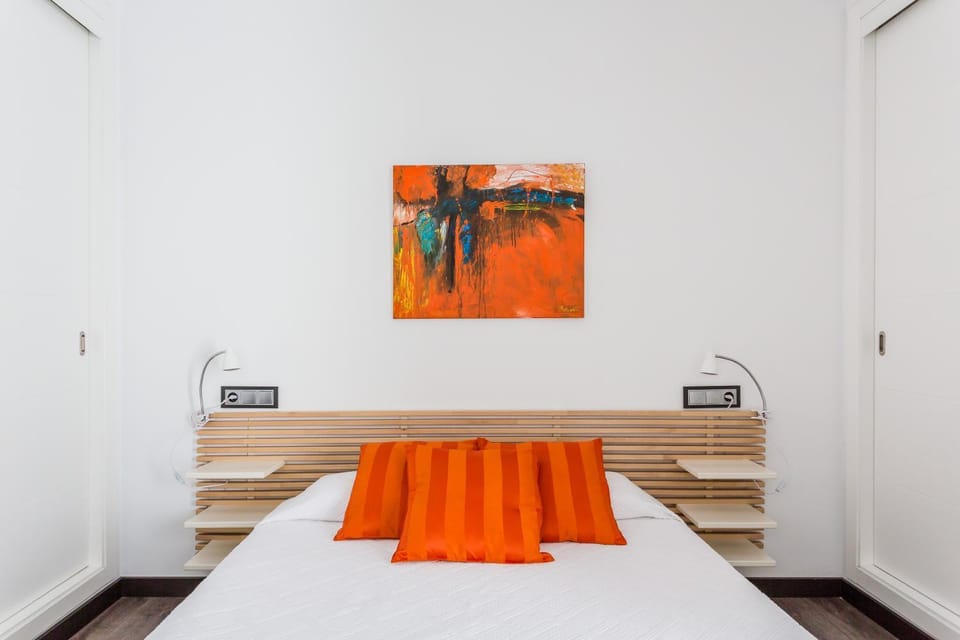 Photo of the whole room, Bedroom