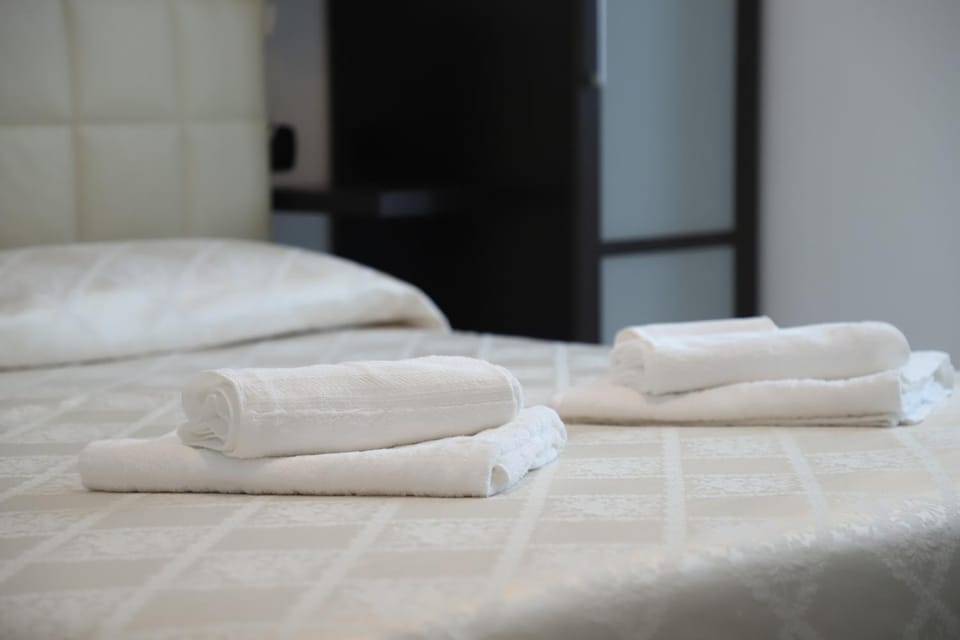 Bed, Bedroom, towels