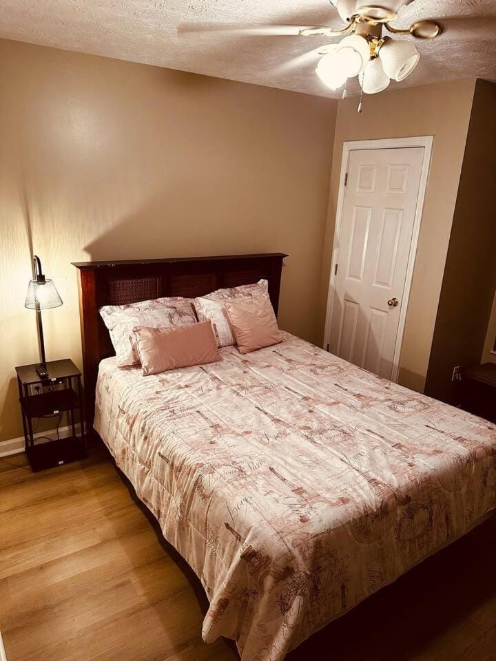 Riverside Escape King Suite, and Queen Suite. House in Sevierville