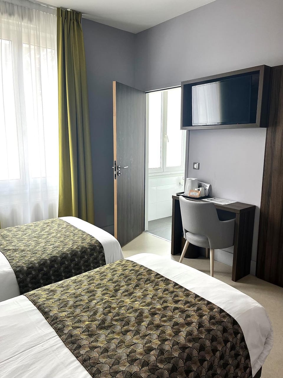 Bed, TV and multimedia, Bedroom