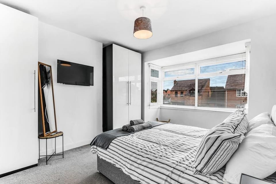 Relaxing 3 Bedroom Stay with Private TVs Near Ashby Apartment in South Derbyshire District