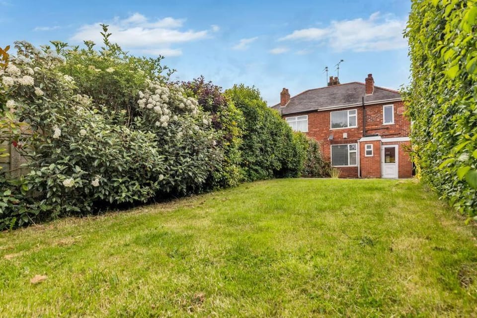 Relaxing 3 Bedroom Stay with Private TVs Near Ashby Apartment in South Derbyshire District