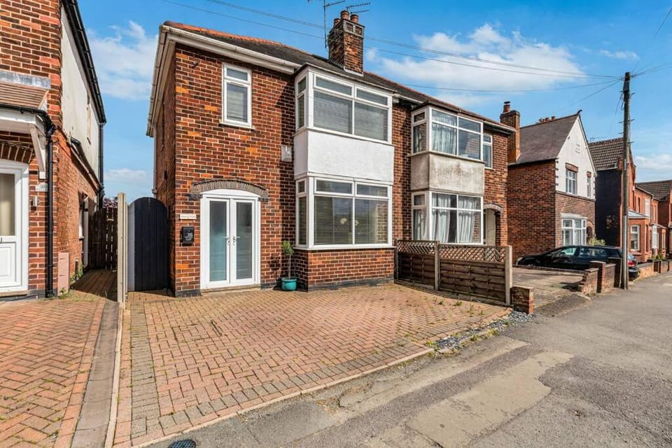 Relaxing 3 Bedroom Stay with Private TVs Near Ashby Apartment in South Derbyshire District
