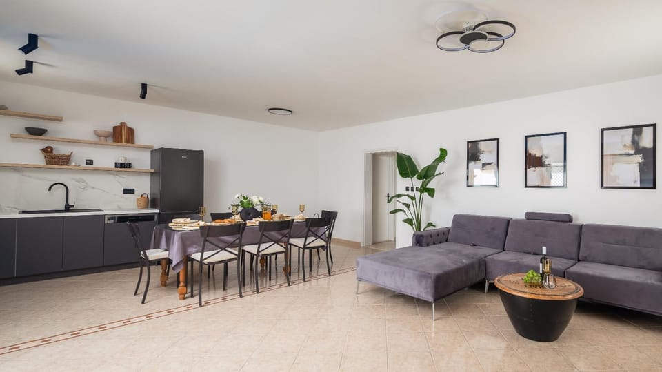 Kitchen or kitchenette, Living room, Seating area, Dining area
