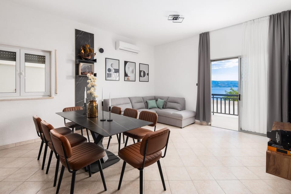 TV and multimedia, Living room, Seating area, Dining area, air conditioner