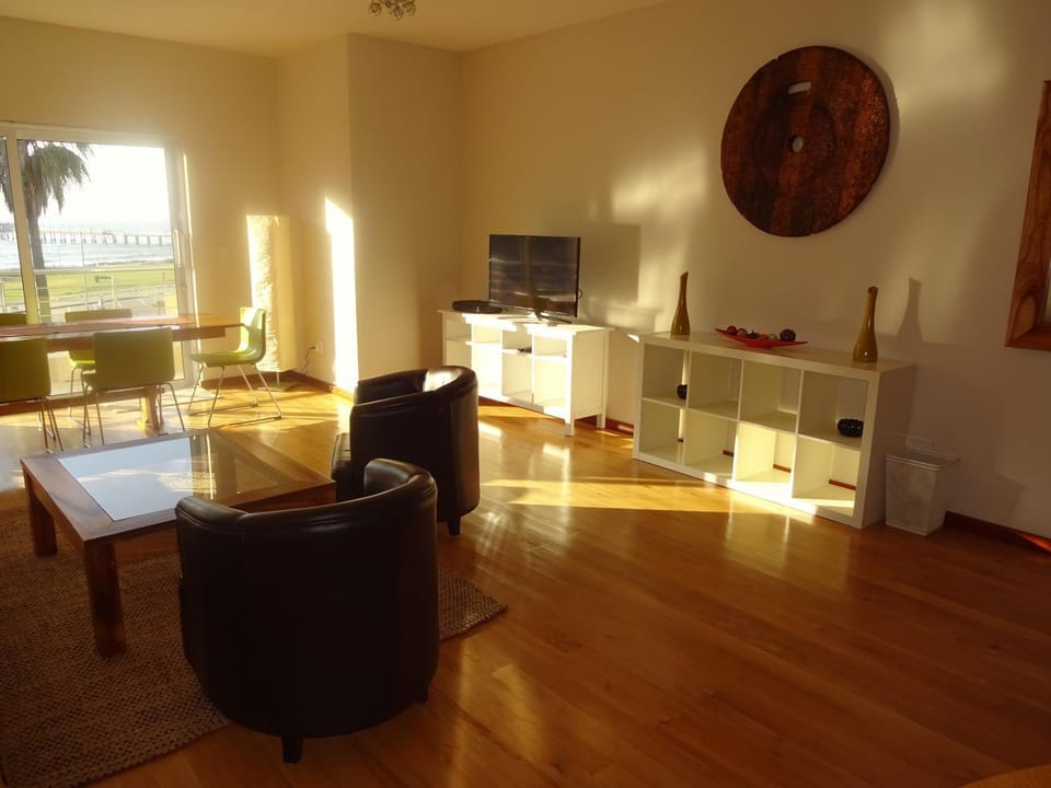 Day, Dining area
