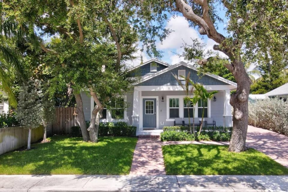 Stunning 4BR 3BA Cottage Pool 5 Min to Beach House in Lake Worth