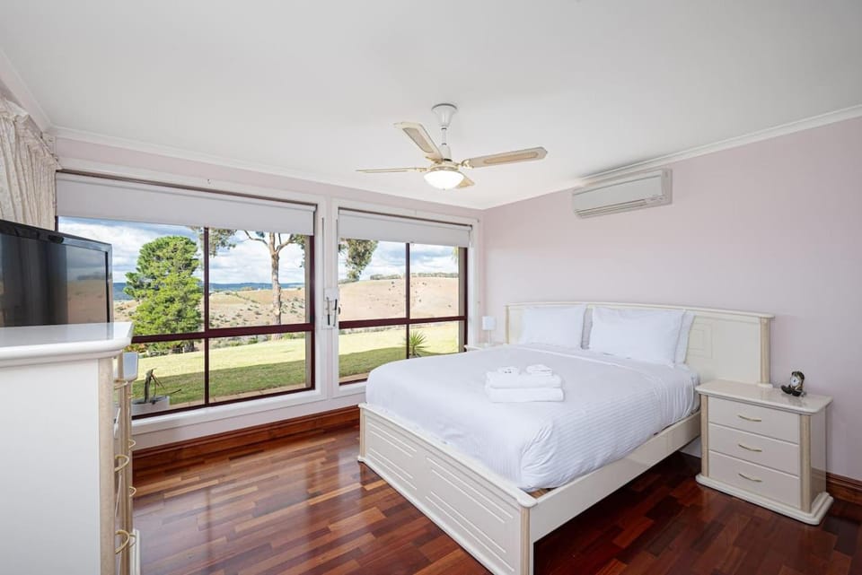 Bed, TV and multimedia, Photo of the whole room, Bedroom, air conditioner