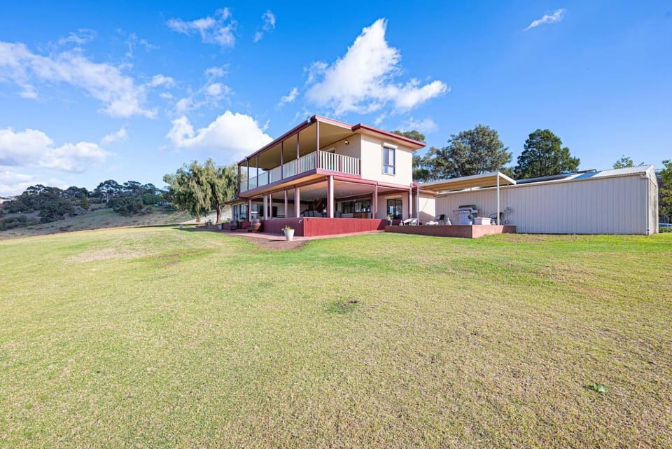 Property building, Day, Natural landscape, Garden, Garden view