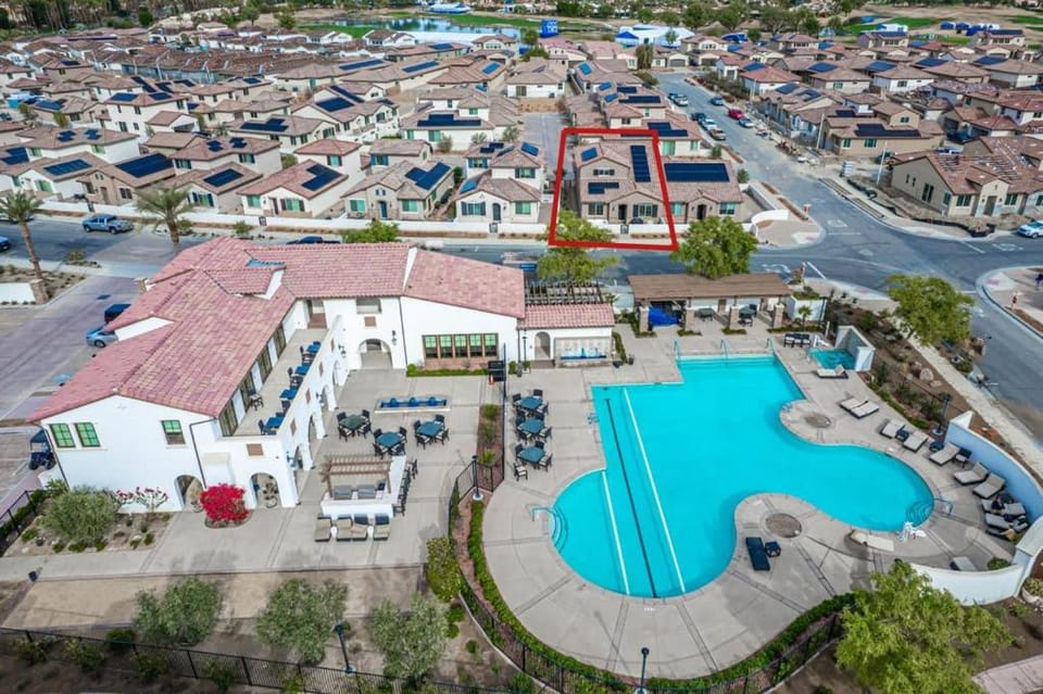 Walk to PGA West Pool BBQ Gym House in La Quinta