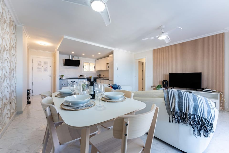 TV and multimedia, Kitchen or kitchenette, Living room, Dining area, microwave, oven, stove
