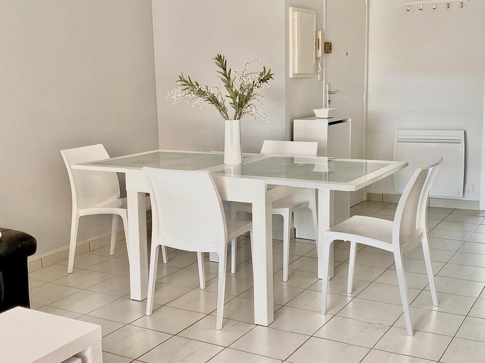 Seating area, Dining area