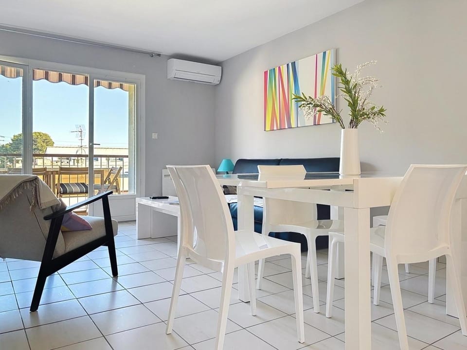 Living room, Dining area, air conditioner